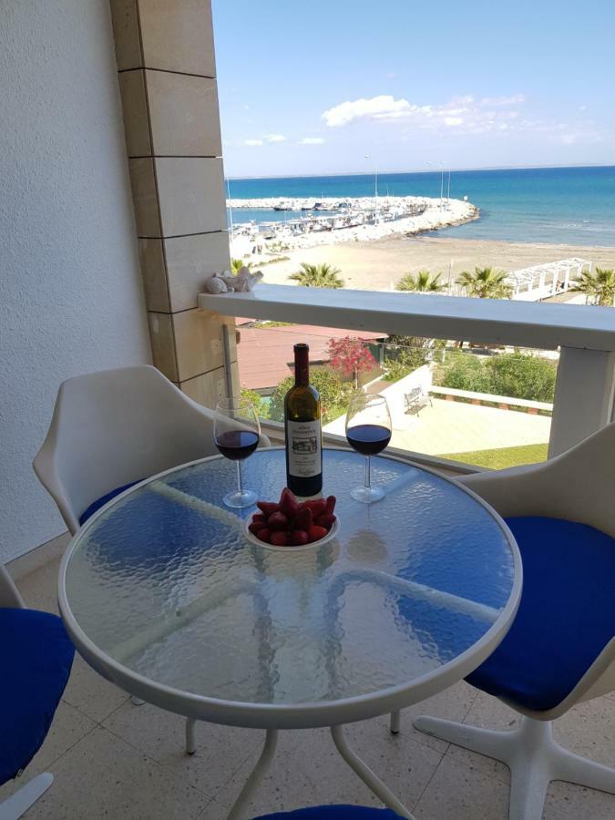 Haig'S Dream Flat On The Beach Ларнака Екстериор снимка