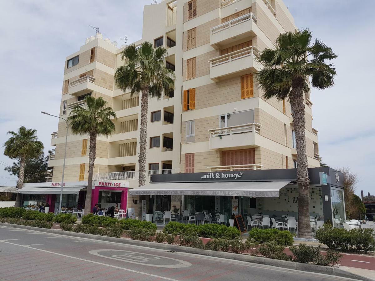 Haig'S Dream Flat On The Beach Ларнака Екстериор снимка